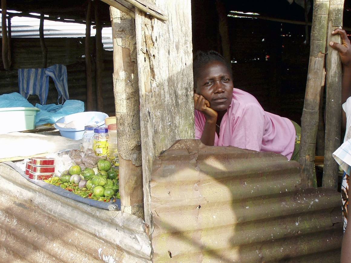 En markedsselger i Liberia venter på dagens kunder. Foto: UN Photo/Shima Roy